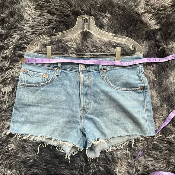 Levi's 501 High Rise Button Fly Denim
Distressed Raw Hem Shorts Sz 30 - Picture 6 of 11